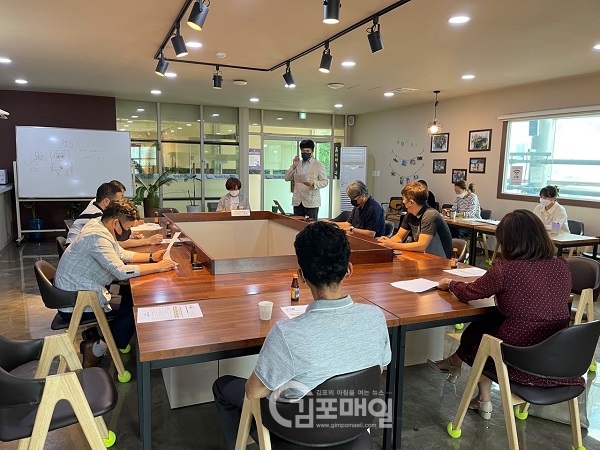 김포시가 지난 23일 농업기술센터에서 학교급식재료 배송업체들을 대상으로 설명회를 개최했다.(사진=김포시)