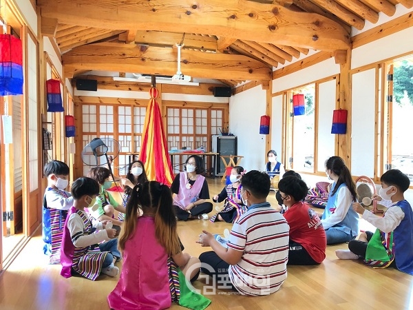 김포문화재단에서 주관하는 모담골 예절학당에 참여한 어린이들의 모습.(사진=김포문화재단)