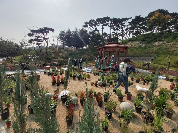 김포시 클린사업소가 진행한 꿈꾸는 정원사 프로그램에 참여한 시민들이 걸포중앙 공원에서 실습을 하고 있다.(사진=클린도시사업소제공)