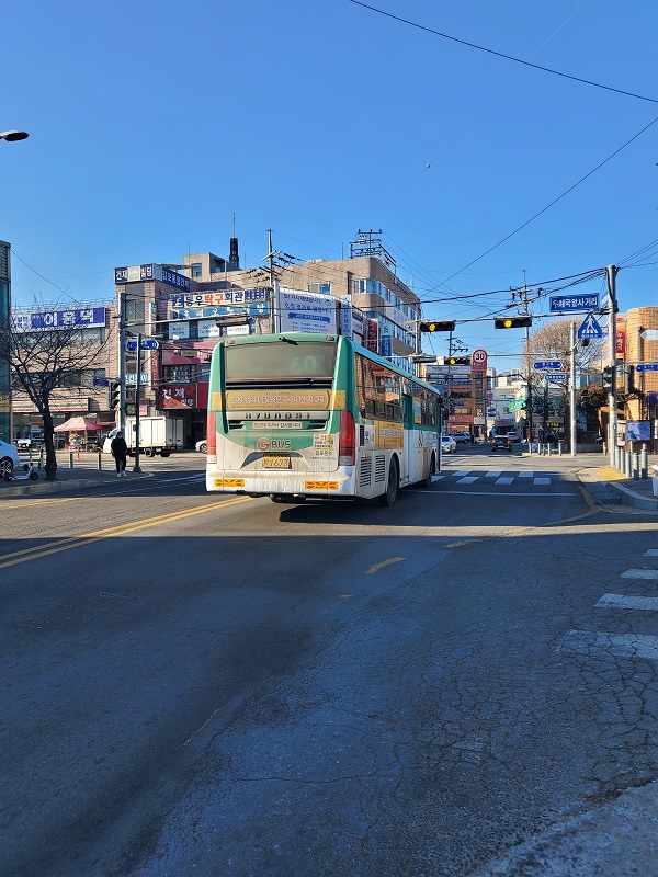 K운수 시내버스가 김포 구 도심 북변동을 지나가고 있다.(사진=천용남기자)
