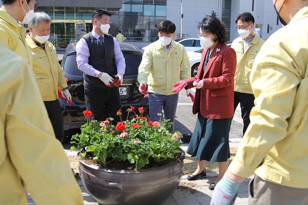 김포교육지원청 백경녀 교육장과 직원들이 창사 앞에 봄 꽃을 식재하고 있다.(사진= 김포교육지원청)