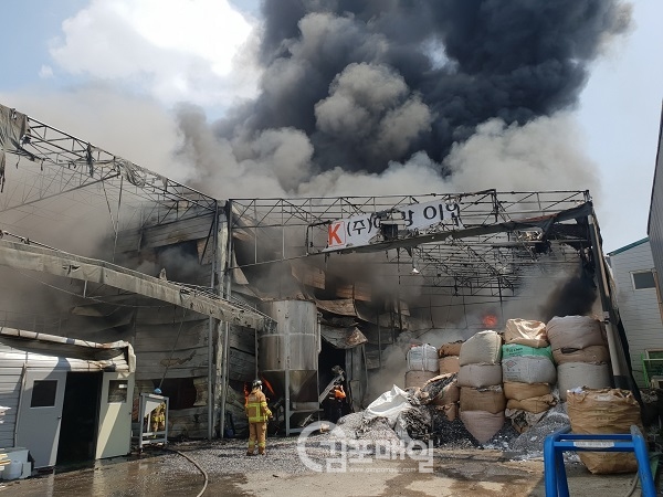 김포시 통진읍 가현리 한 금속제조 공장에서 불이나 긴급 출동한 소방대원이 화재를 진화하고 있다.(사진=김포소방서)