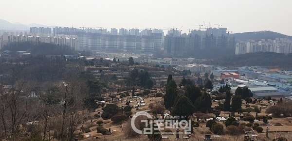 김포공원묘지와 길 하나 사이를 두고 붙어 있는 공단이 장릉과 맞닿아 있다.(사진=천용남기자)