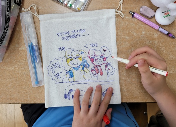 김포보건소의 구강건강관리 프로그램 교육에 한 학생이 그림을 그려보이고 있다.(사진= 김포보건소)