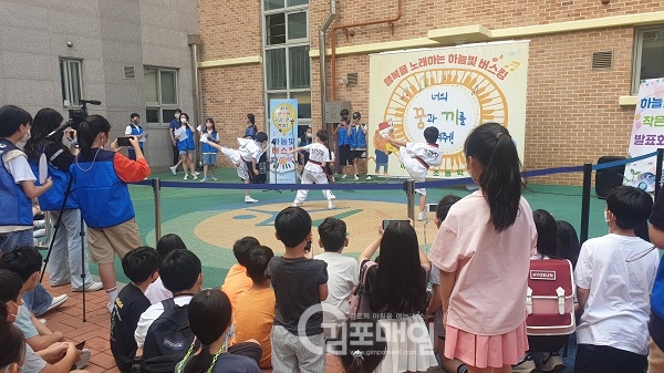 김포 하늘빛초등학교 등굣길에 펼쳐진 하늘빛 버스킹 공연에 많은 학생들이 눈길을 사로잡고 있다.(사진=하늘빛초등학교)