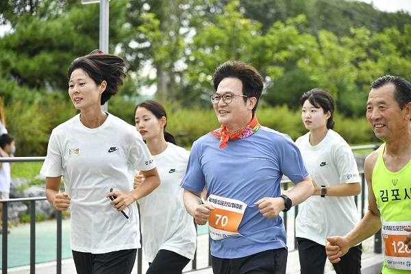 지나 18일 열린 제10회 김포한강마라톤대회에 김병수 시장은 시청 소속 오세란 선수와 5km 마라톤코스를 함께 달렸다.(사진=김포시청)