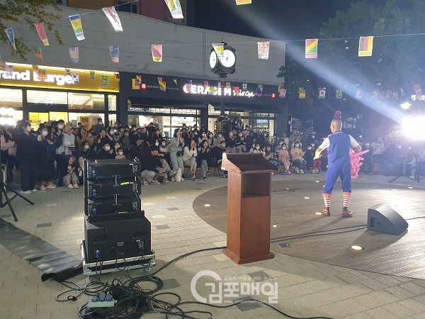 장기본동 주민자치회가 개최한 ‘가을밤의 작은 음악회에 참석한 많은 주민들로부터 큰 호응을 받았다.(사진=장기본동주민자치회)