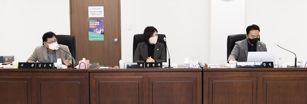 왼쪽부터 김종혁, 김현주, 배강민 위원