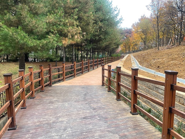 시는 솔내공원 산책로를 목재덱 등을 사용해 이용 환경을 정비했다.(사진=김포시청)