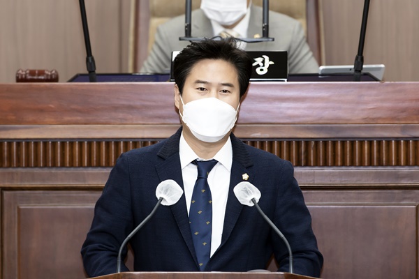 제221회 정례회 1차 본회의에서 5분 자유발언을 하고 있는 오강현 의원(사진=김포시의회)