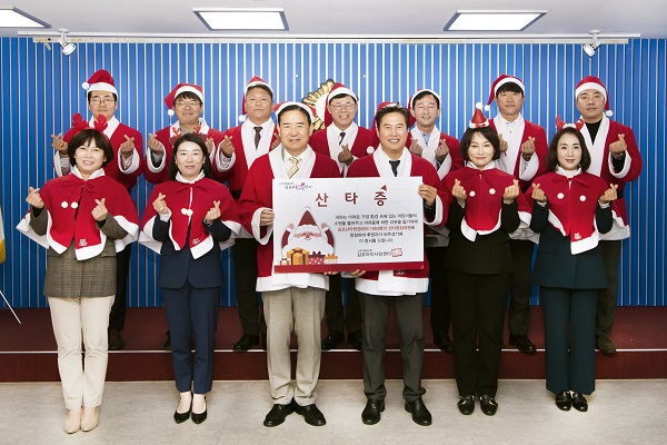 김포시의회가 지난 25일 김포아이사랑센터에 희망산타 후원금으 전달했다.(사진=김포시의회)