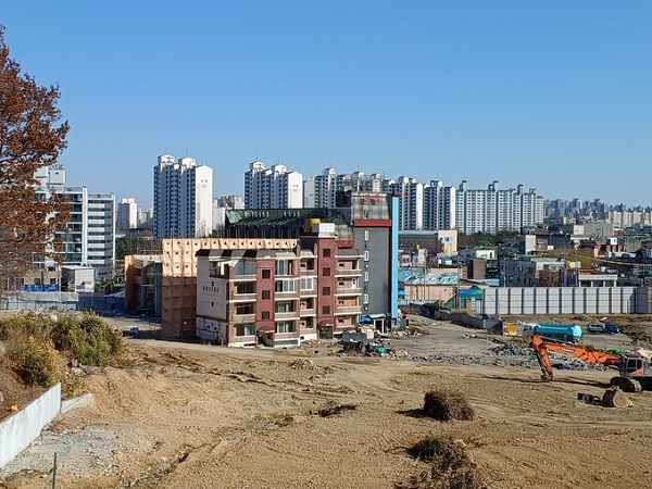 북변 4구역 조합과 소송 관계에 놓여 있는 5층 숙박업소 건물이 철거되지 못하고 있다.(사진=천용남기자)