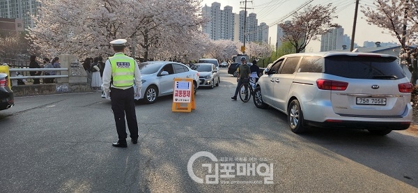 김포경찰서기 축제 행사를 앞두고 빠르게 개화된 벚꽃을 구경하러 나온 시민들 안전괸리에 나서고 있다. (사진=김포경찰서)