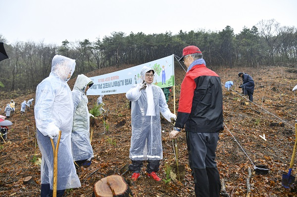 김포시는 지난 5일 제78회 식목일을 맞아 통진읍 해주최씨 종중산에서 나무 심기 행사를 개최했다.(사진=김포시청)