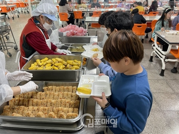 김포 유치원,초,중 통합학교 학생들이 조리사들이 사퇴하기 전 급식을 배식받고 있는 모습.(사진=독자 제공)