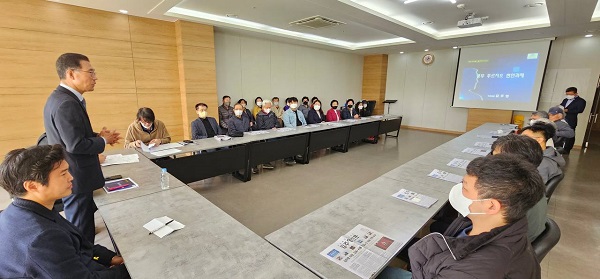 김주영 국회의원이 풍무동 아파트 단지를 잧아 주민 간담회를 개최했다(사진=김주영의원실)