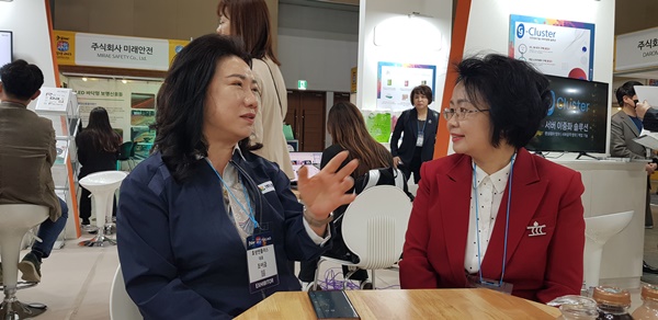 조이금 대표(왼쪽)가 한국여성경제인협회 10개 회원사가 참가한 여성기업관에서 송영미 경기지회장에게 자사 제품에 대해 설명하고 있다.