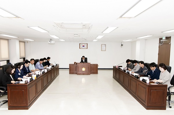 김포시의회는 지난 3일 5월 월례회의를 열고 주요 현안 등을 논의했다.(사진=김포시의회)