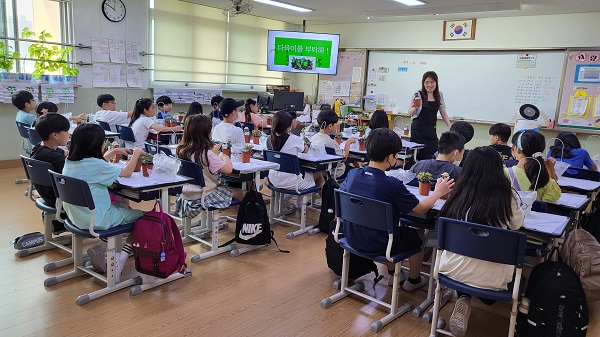 김포교육지원청이 교육전문가들과 연계해 초등학생들 상대로  재능기부를 하고 있다.(사진=김포교육청)