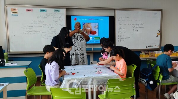 개곡초등학교와 김포외고가 '여름 영어 캠프'를 통해 교육적 윈윈을 꾀했다. 사진은 김포외고 학생들이 개곡초 학생들에게 재능기부를 하는 모습.(사진=개곡초등학교)