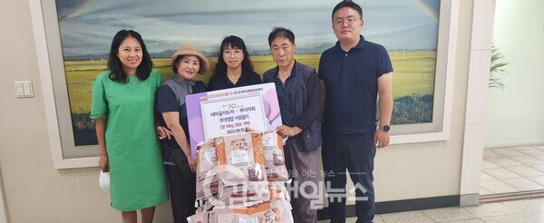 지난 19일, 장기본동 새마을지도자 부녀자회가 취약계층을 위해 김포금쌀 20포를 기부했다.(사진=장기본동행정복지센터)