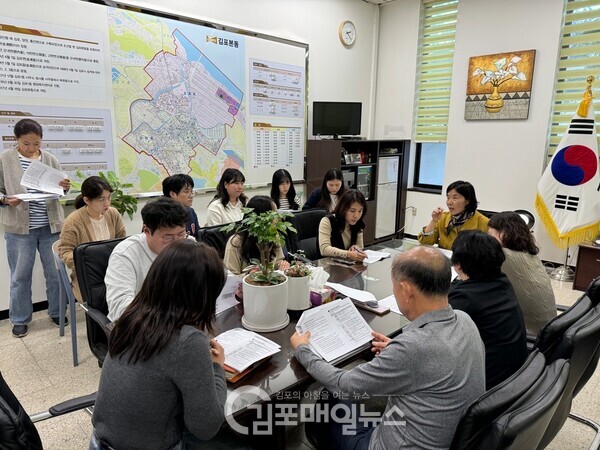 김포본동 행정복지센터에서 직원들을 대상으로 특이민원 대응방안 교육을 하고 있다. (사진=김포본동)