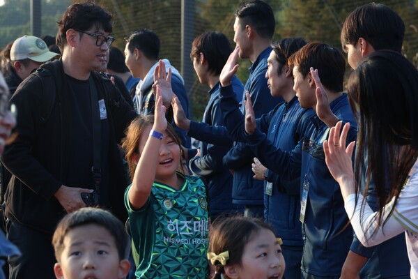 김포FC에 참여한 어린이가 선수단과 하이파이브를 하며 축제를 즐기고 있다. (사진=김포시청)